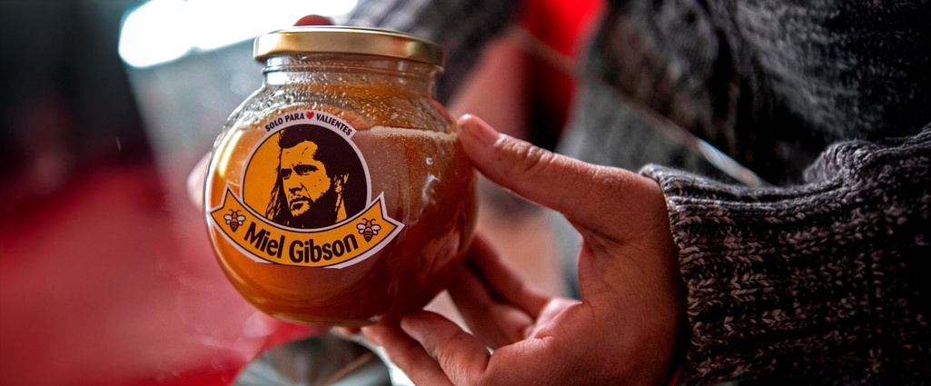 Frascos de miel con la etiqueta 'Miel Gibson', que muestra la imagen del actor Mel Gibson caracterizado como William Wallace en Braveheart.